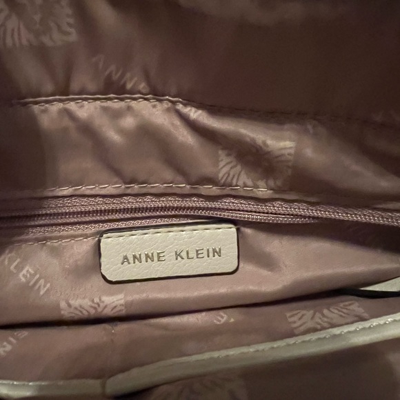 Anne Klein woman’s tote handbag in tan and blue. - Picture 8 of 8